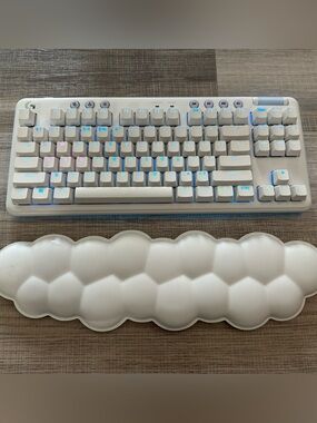 Logitech G715 Wireless Gaming Keyboard and Palmrest- Mechanical Switches